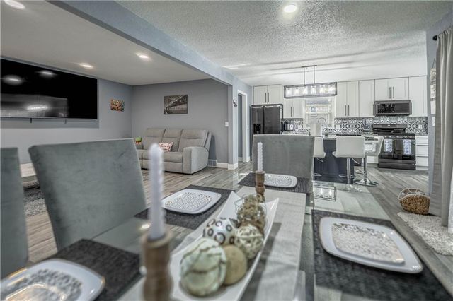 10105 E 35th Street S, Independence, MO 64052