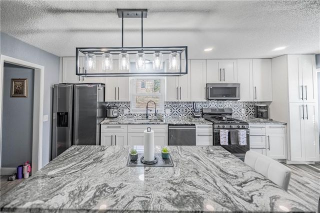 10105 E 35th Street S, Independence, MO 64052