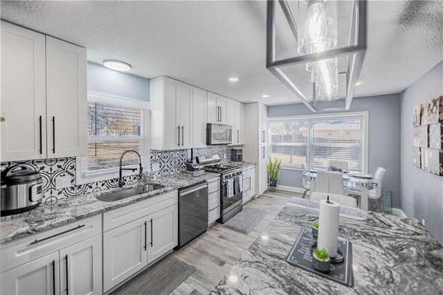 10105 E 35th Street S, Independence, MO 64052