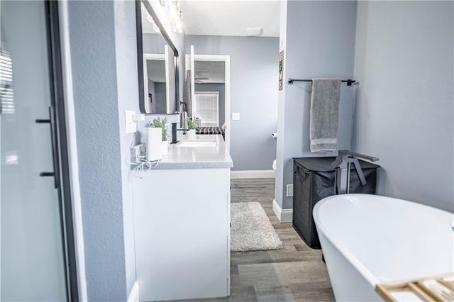 10105 E 35th Street S, Independence, MO 64052