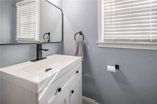 10105 E 35th Street S, Independence, MO 64052