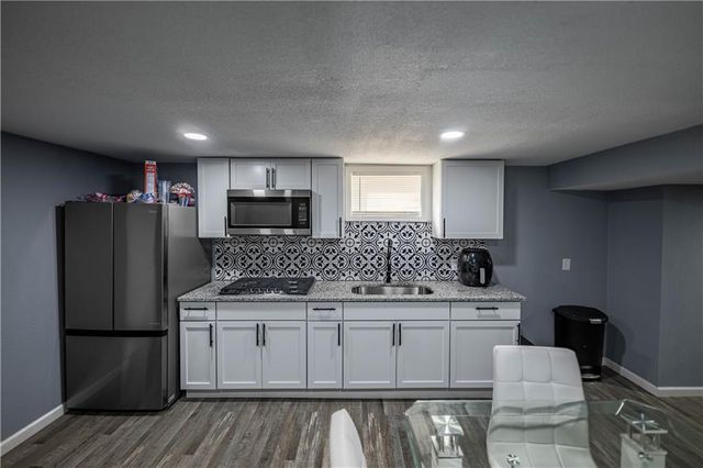 10105 E 35th Street S, Independence, MO 64052