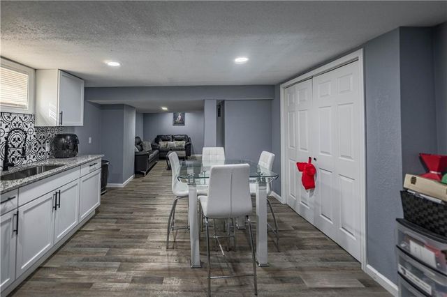 10105 E 35th Street S, Independence, MO 64052