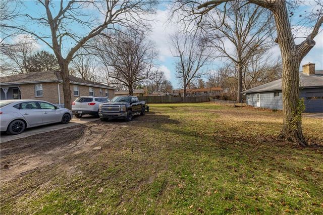 10105 E 35th Street S, Independence, MO 64052