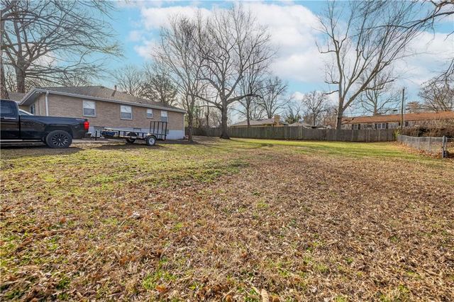 10105 E 35th Street S, Independence, MO 64052