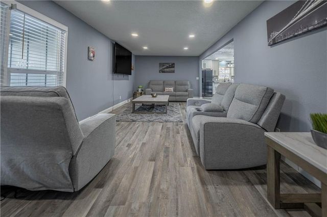 10105 E 35th Street S, Independence, MO 64052