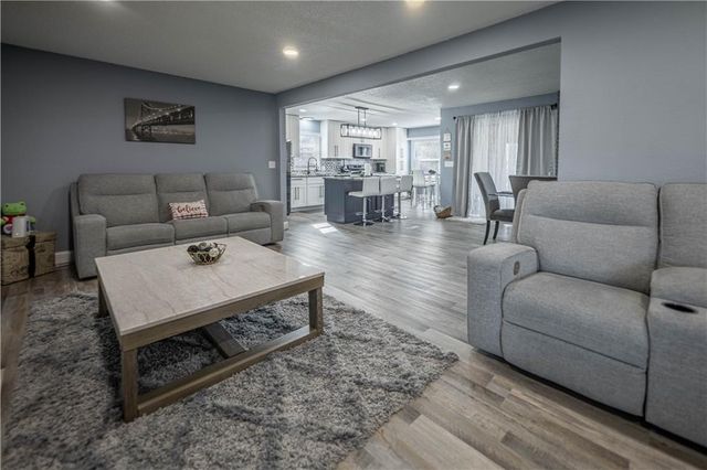 10105 E 35th Street S, Independence, MO 64052