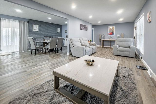 10105 E 35th Street S, Independence, MO 64052