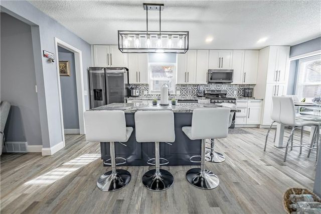 10105 E 35th Street S, Independence, MO 64052