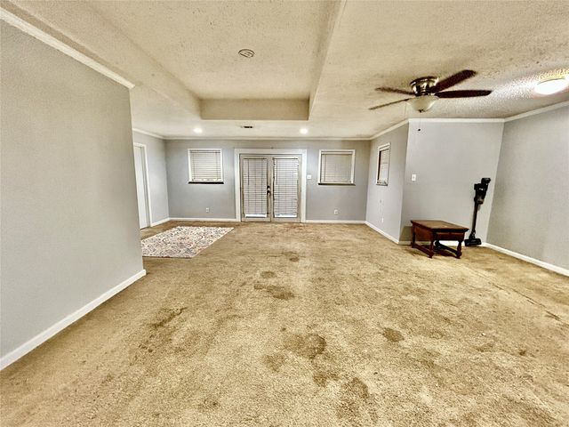 303 N Caesar Street, Ennis, TX 75119