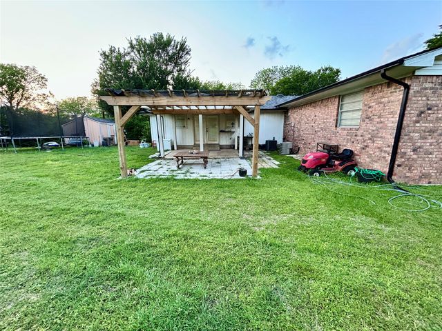 303 N Caesar Street, Ennis, TX 75119