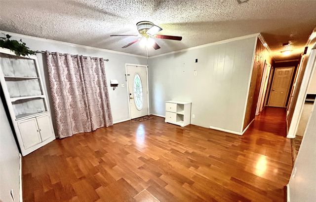 303 N Caesar Street, Ennis, TX 75119
