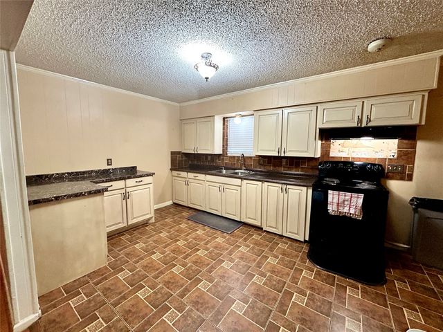 303 N Caesar Street, Ennis, TX 75119