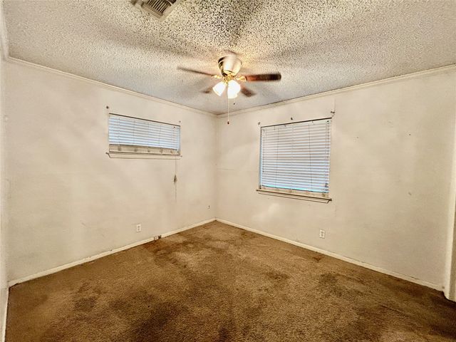 303 N Caesar Street, Ennis, TX 75119