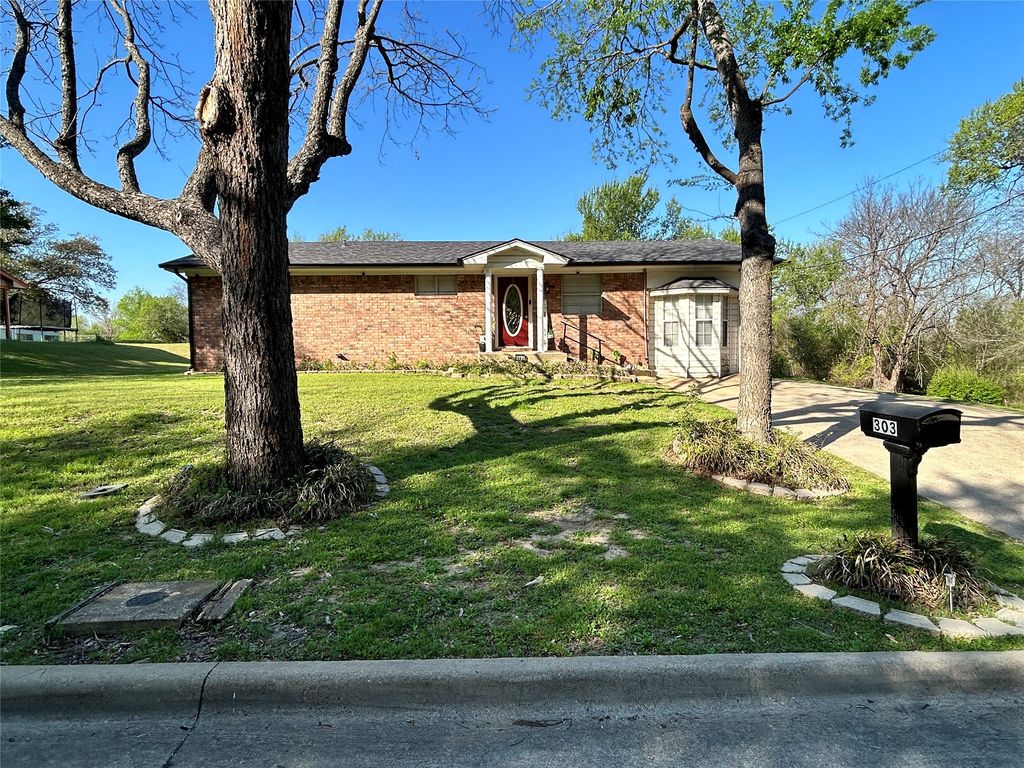 303 N Caesar Street, Ennis, TX 75119