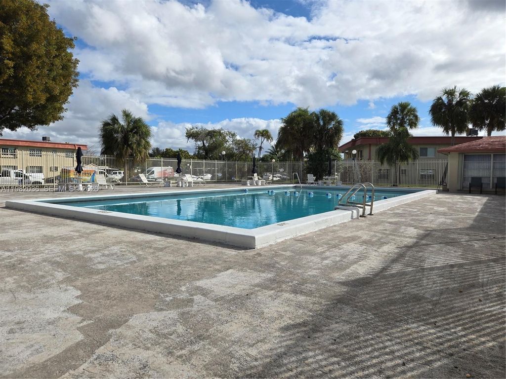 Image 10 of property listing at 12850 SW 43rd Dr 250-B, Miami, FL 33175