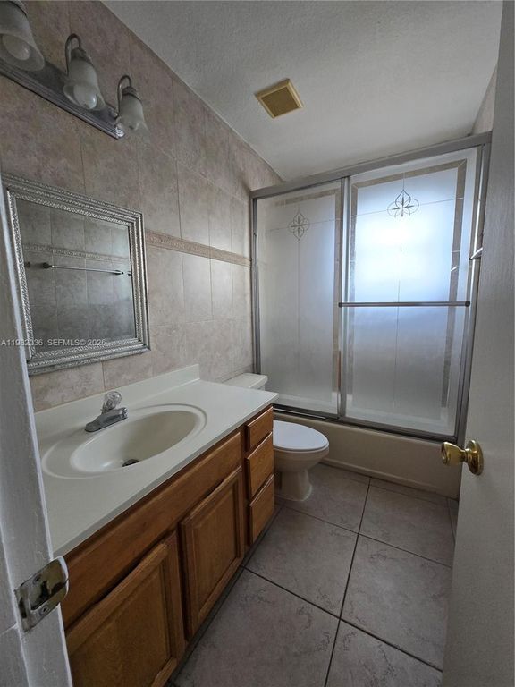 Image 5 of property listing at 12850 SW 43rd Dr 250-B, Miami, FL 33175