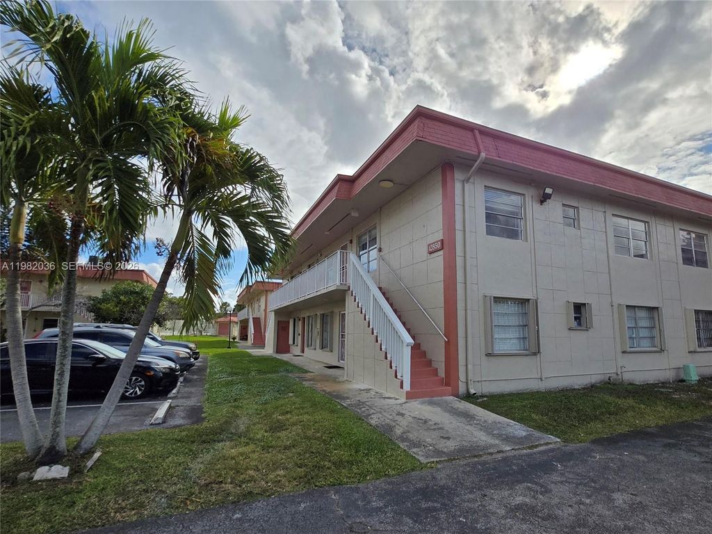 Image 9 of property listing at 12850 SW 43rd Dr 250-B, Miami, FL 33175