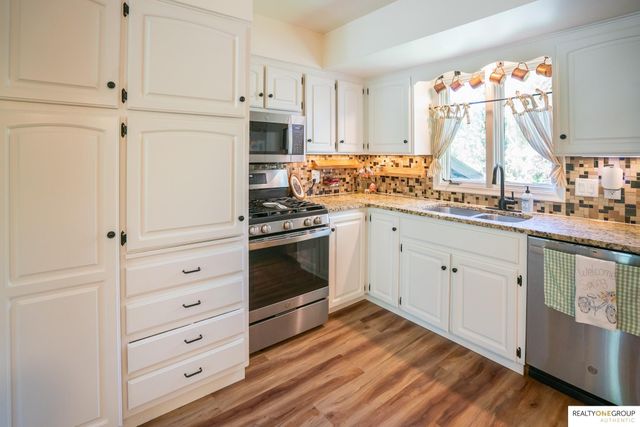 12310 Deer Hollow Drive, Omaha, NE 68154