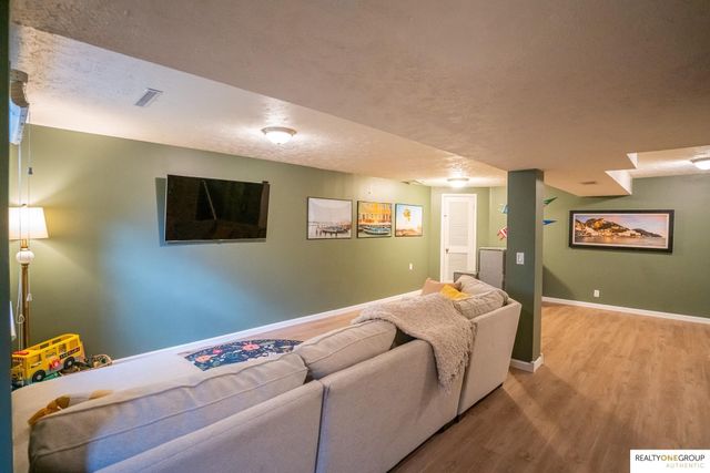 12310 Deer Hollow Drive, Omaha, NE 68154