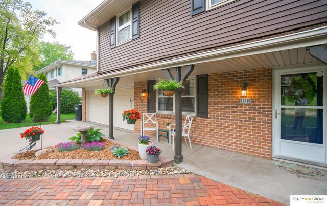 12310 Deer Hollow Drive, Omaha, NE 68154