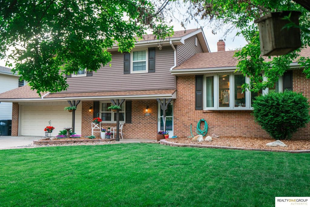 12310 Deer Hollow Drive, Omaha, NE 68154