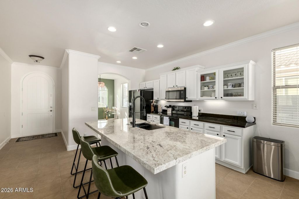 Image 4 of property listing at 10768 W WOODLAND Avenue, Avondale, AZ 85323