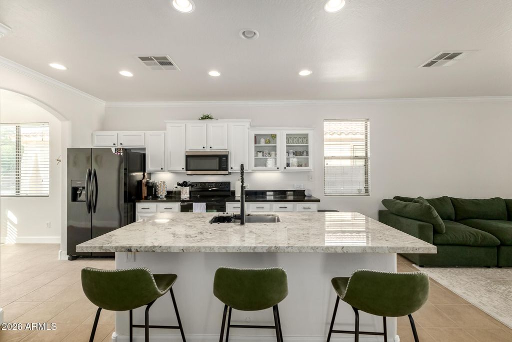 Image 5 of property listing at 10768 W WOODLAND Avenue, Avondale, AZ 85323