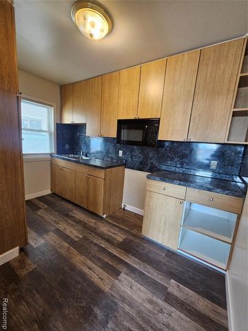 1432 Warwick Avenue, Lincoln Park, MI 48146