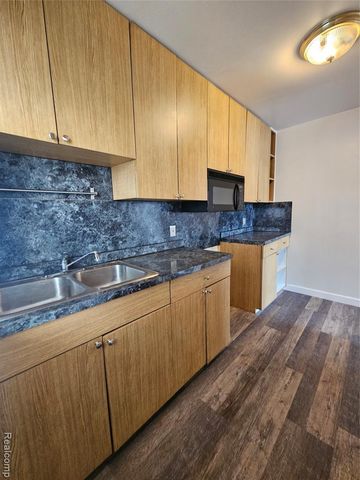 1432 Warwick Avenue, Lincoln Park, MI 48146