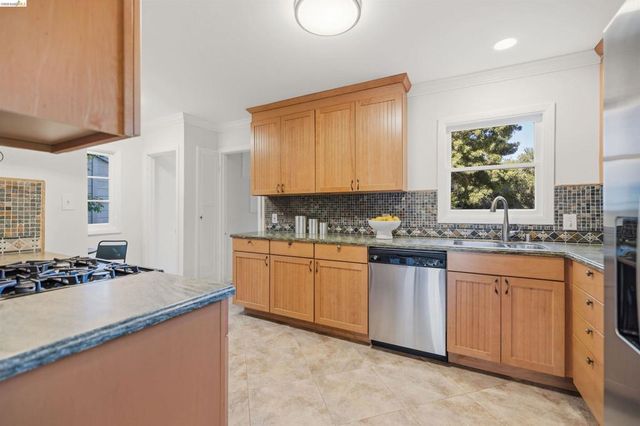8108 Greenly Dr, Oakland, CA 94605