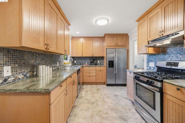 8108 Greenly Dr, Oakland, CA 94605