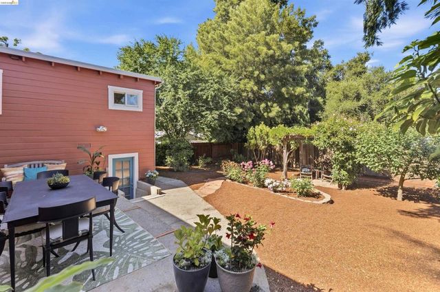 8108 Greenly Dr, Oakland, CA 94605