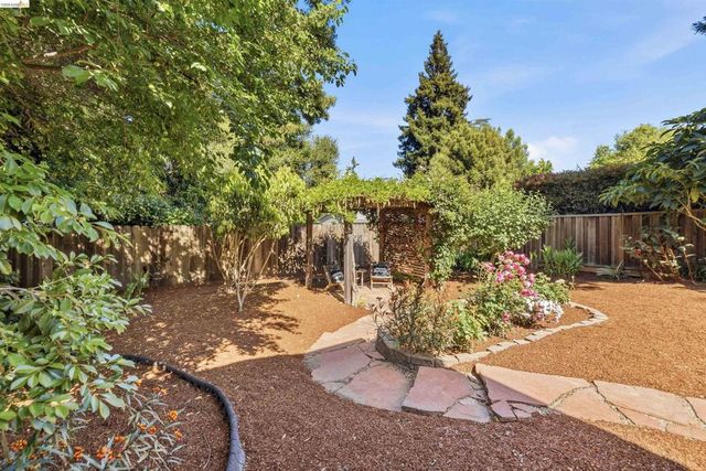 8108 Greenly Dr, Oakland, CA 94605