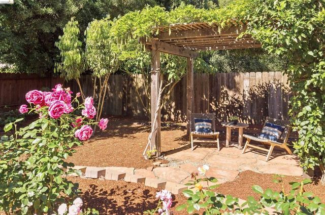 8108 Greenly Dr, Oakland, CA 94605