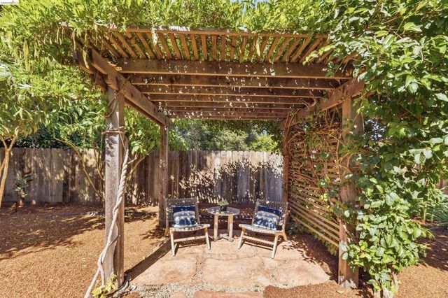 8108 Greenly Dr, Oakland, CA 94605