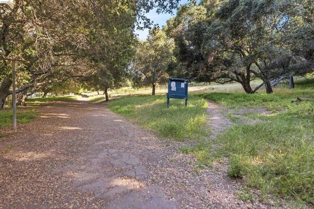 8108 Greenly Dr, Oakland, CA 94605