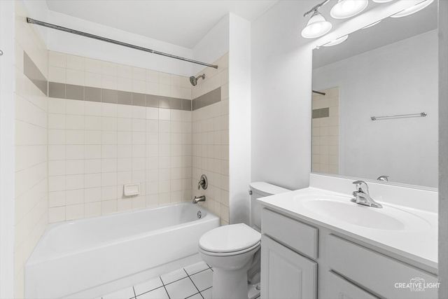 39 Foxcroft Road 203, Naperville, IL 60565