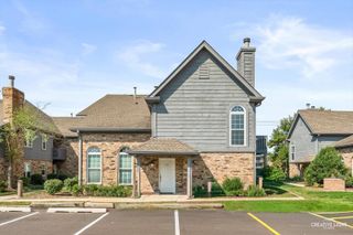 39 Foxcroft Road 203, Naperville, IL 60565
