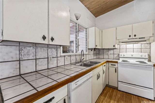 1427 Puanakau Street, Honolulu, HI 96818