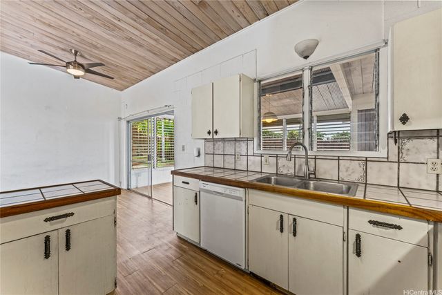 1427 Puanakau Street, Honolulu, HI 96818