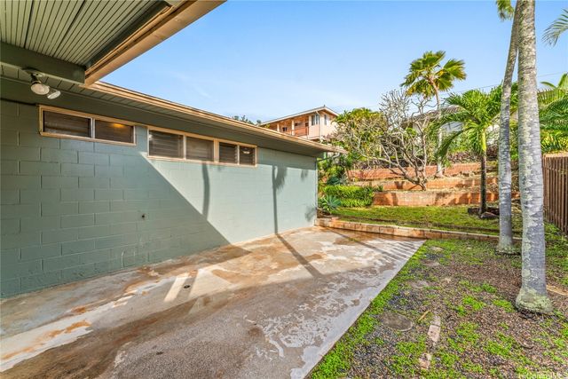 1427 Puanakau Street, Honolulu, HI 96818