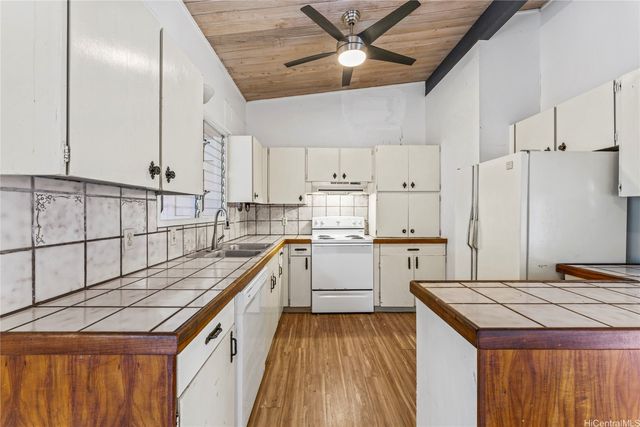 1427 Puanakau Street, Honolulu, HI 96818