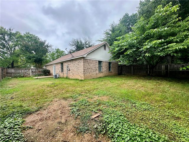 2202 S Jackson Cove, Russellville, AR 72802