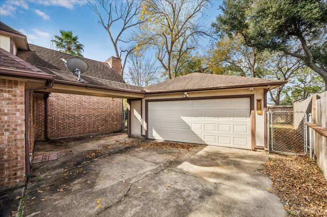 2704 Pine Needle Lane, Pearland, TX 77581