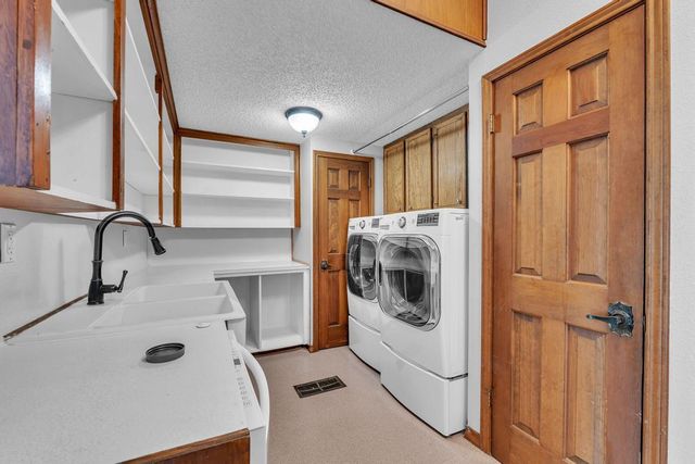 300 Mills ST, Smithville, TX 78957