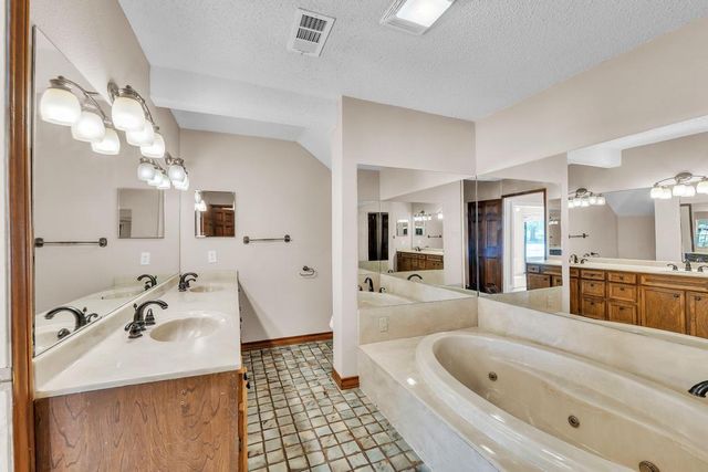 300 Mills ST, Smithville, TX 78957
