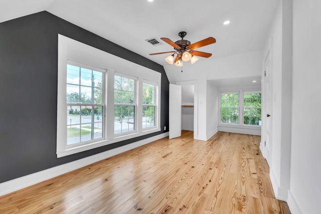 300 Mills ST, Smithville, TX 78957