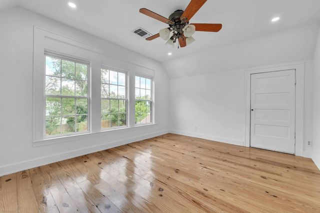 300 Mills ST, Smithville, TX 78957