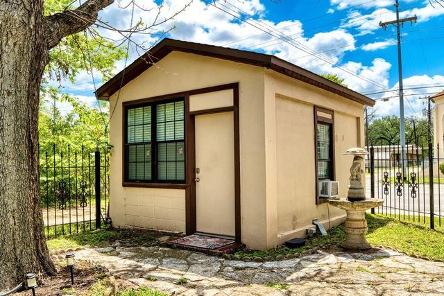 300 Mills ST, Smithville, TX 78957